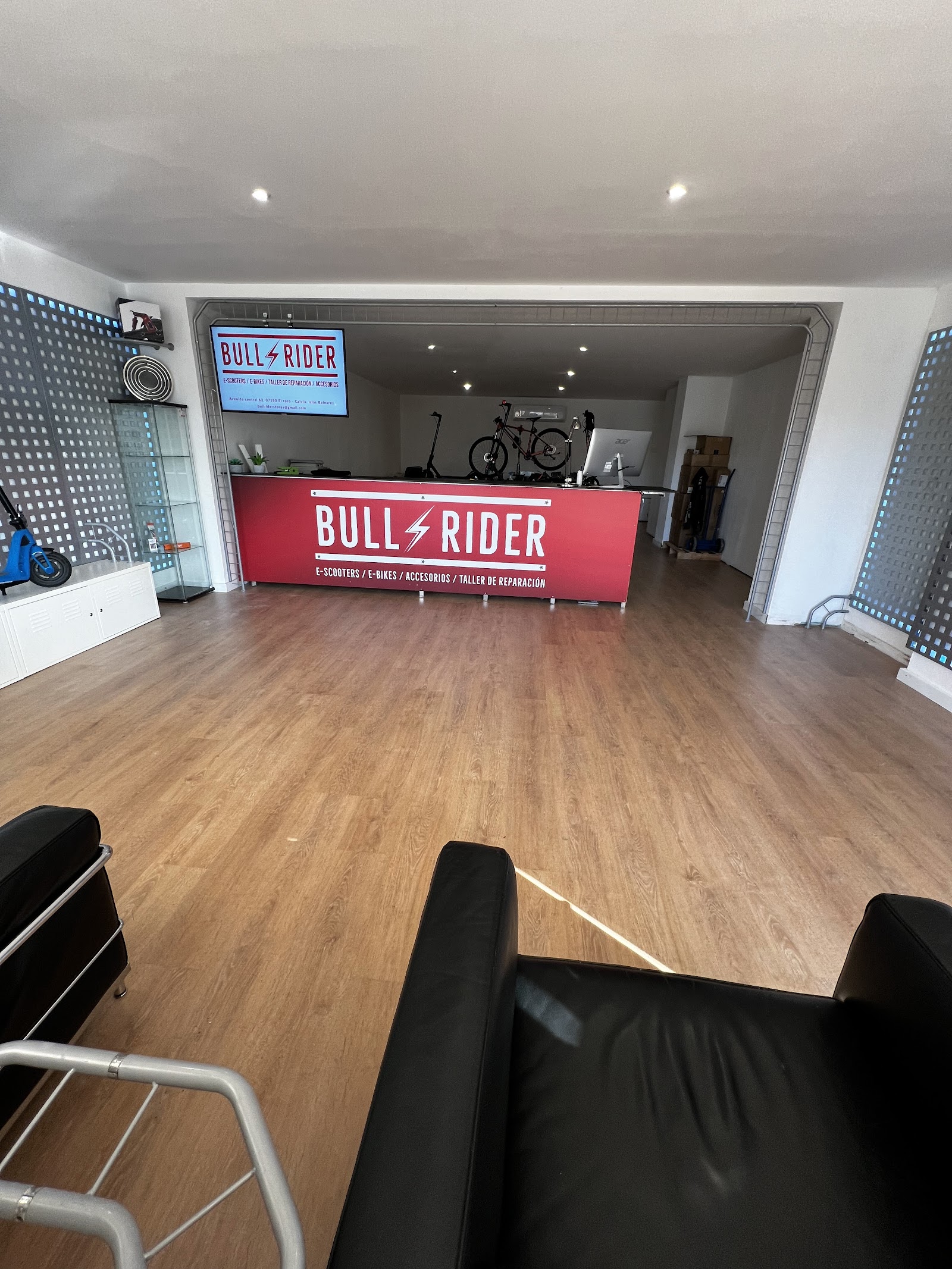 Interior de la tienda con el mostrador rojo de BULLRIDER